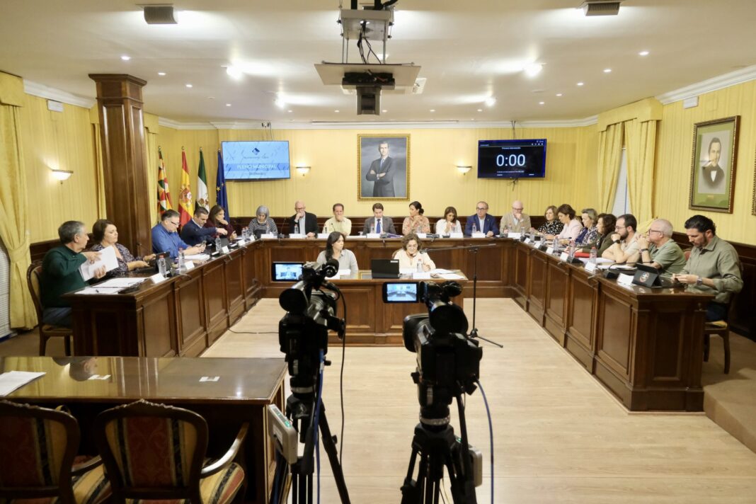 El pleno de Cabra aprueba sin subida las ordenanzas fiscales de 2027